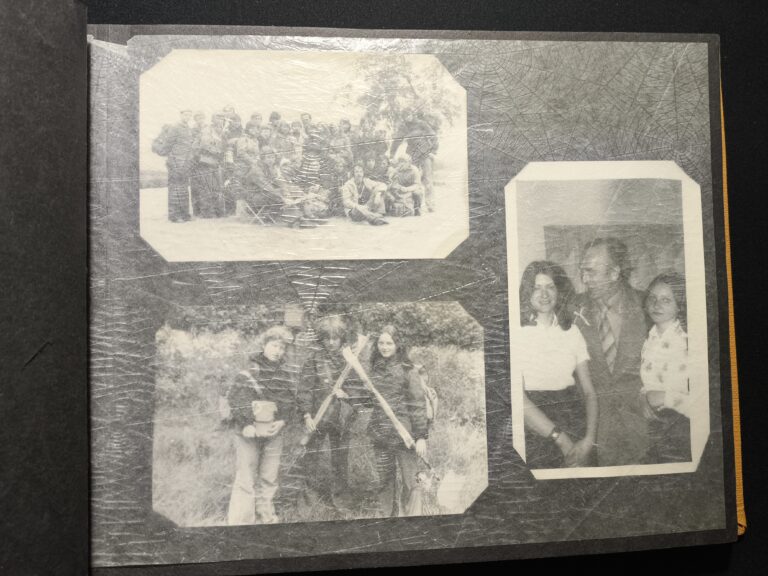 Stary album fotograficzny z pergaminowymi przekładkami chroniącymi zdjęcia przed sklejeniem – profesjonalne przechowywanie zbiorów w Tradicon.