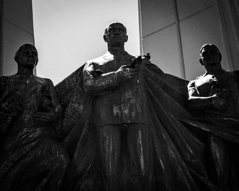 Black and white depiction of a historic statue surrounded by pigeons in İstanbul, Türkiye.