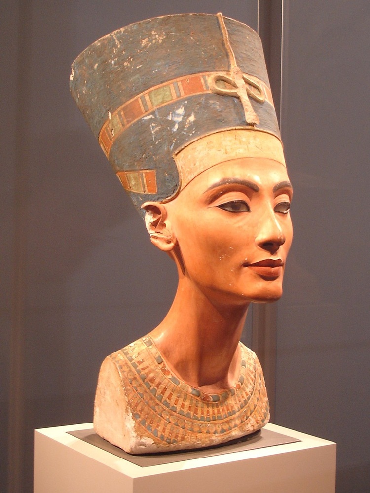 Popiersie egipskiej królowej Nefertiti – przykład starożytnej rzeźby portretowej i ponadczasowej tradycji upamiętniania.