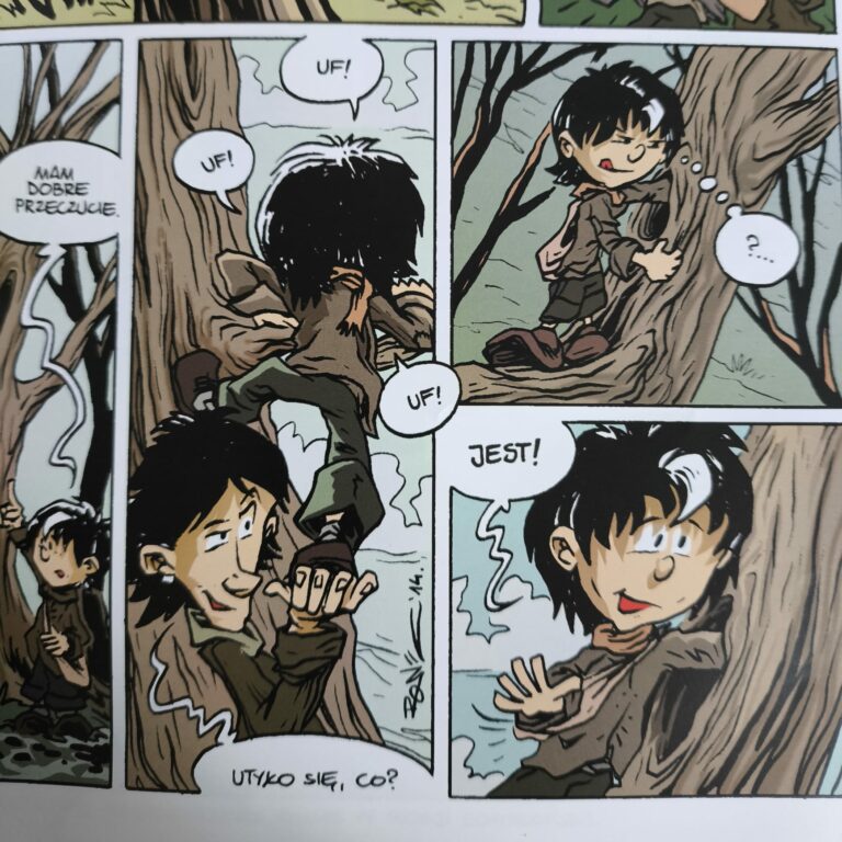Strona z komiksu przedstawiająca dynamiczną scenę w lesie. Bohaterowie wspinają się na drzewo, co zilustrowane jest serią kadrów z onomatopejami „UF!” oraz wykrzyknikiem „JEST!”. W dolnym, większym kadrze widać zbliżenie na uśmiechniętą postać z białą grzywką, która rozmawia z drugą osobą. Pod kadrem widnieje odręczny podpis autora „RON 14”.