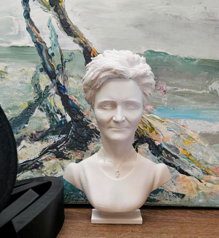 Proces produkcji popiersia kobiecego Tradicon – surowy model 3D w klasycznym białym wykończeniu, przygotowany na podstawie fotografii.